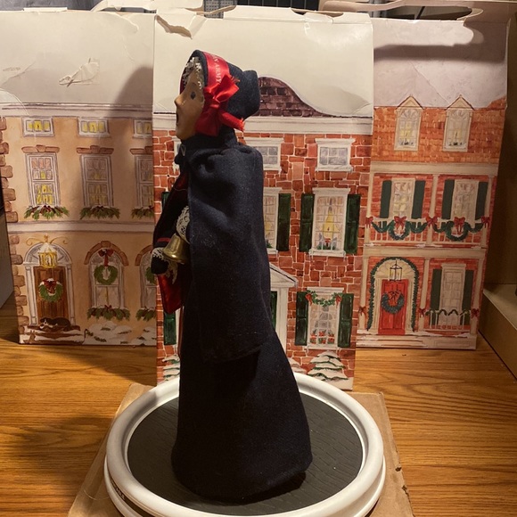 Byers’ Choice Ltd. Woman Bell Ringer With Kettle. - Picture 5 of 17